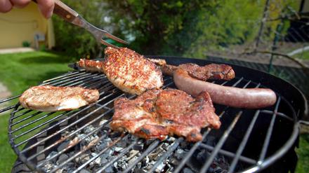 Richtig Grillen: Wer das Rost mit Speiseöl einpinselt, kann es später besser reinigen.