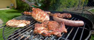 Richtig Grillen: Wer das Rost mit Speiseöl einpinselt, kann es später besser reinigen.
