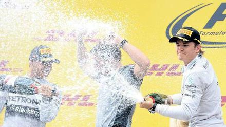 Nassgemacht. Nico Rosberg (r.) setzte sich zum wiederholten Mal gegen seinen Teamkollegen Lewis Hamilton durch. 