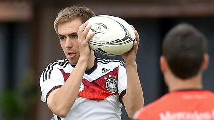 Philipp Lahm wird spielen, sagte gestern Löws Assistent Hansi Flick. 