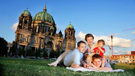 Entspannt zu viert. Regenbogenfamilien wie die von Michael, Aaron, Franka und Tochter Ruby sind selten, ihre Zahl nimmt aber zu. 