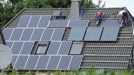 Schatz auf dem Dach. Bis 2012 war eine Solaranlage eine kleine Goldgrube. Bis dahin waren die Vergütungssätze hoch und das Risiko niedrig. Inzwischen lohnt sich das nur noch für den Eigenbedarf. Das Foto zeigt eine Anlage im brandenburgischen Dallgow-Döberitz. 
