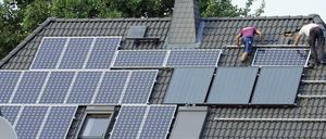 Schatz auf dem Dach. Bis 2012 war eine Solaranlage eine kleine Goldgrube. Bis dahin waren die Vergütungssätze hoch und das Risiko niedrig. Inzwischen lohnt sich das nur noch für den Eigenbedarf. Das Foto zeigt eine Anlage im brandenburgischen Dallgow-Döberitz. 