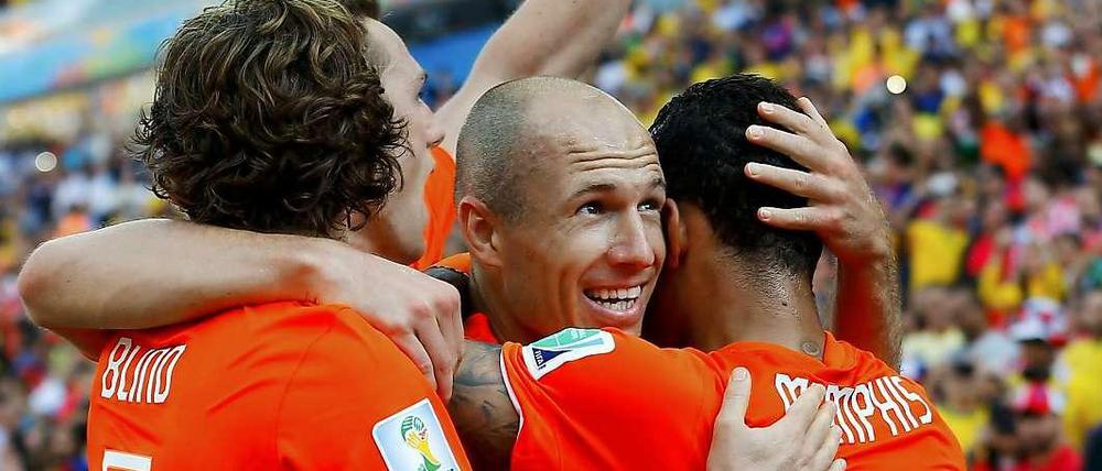 Mittendrin: Arjen Robben machte ein starkes Spiel gegen Chile und legte das 2:0 von Depay vor.