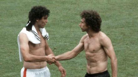 Partners in crime. Pezzey und Breitner (r.) nach dem Spiel vor 32 Jahren