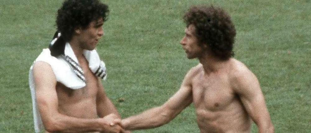 Partners in crime. Pezzey und Breitner (r.) nach dem Spiel vor 32 Jahren