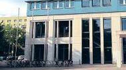 Abgehängt. Am Rathaus Mitte weht momentan nichts mehr, weil die Regenbogenflagge beschädigt war.