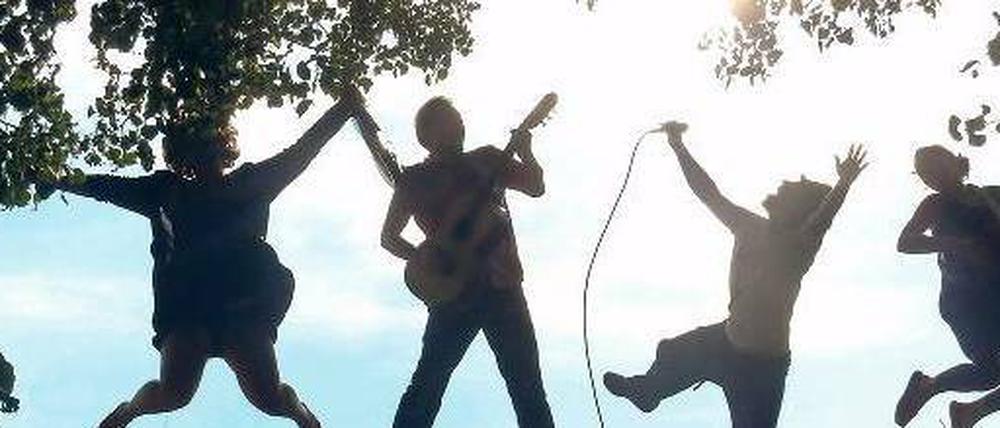 Hüpfbild. Die Band Zargenbruch tritt am Sonnabend im Verlagshaus am Askanischen Platz 3 auf. Der Tagesspiegel ist offizieller Standort der Berliner Fête de la musique, mit der am 21. Juni in ganz Europa der Beginn des Sommers gefeiert wird.