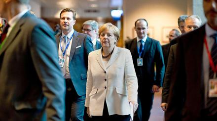 Sprachrohr und Begleiter: Regierungssprecher Steffen Seibert neben der Kanzlerin.