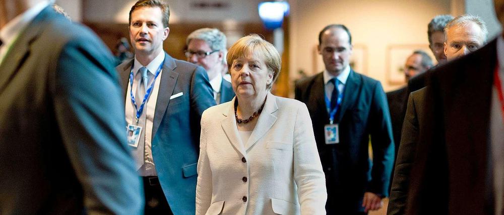 Sprachrohr und Begleiter: Regierungssprecher Steffen Seibert neben der Kanzlerin.