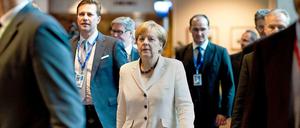Sprachrohr und Begleiter: Regierungssprecher Steffen Seibert neben der Kanzlerin.
