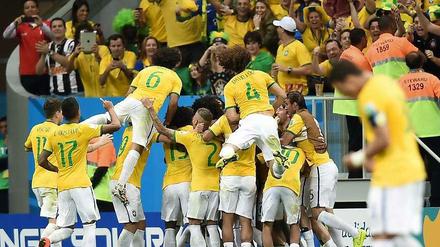 Gastgeber, Gruppensieger: Brasilien jubelt über den Sieg gegen Kamerun.