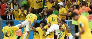 Gastgeber, Gruppensieger: Brasilien jubelt über den Sieg gegen Kamerun.