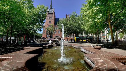 Einfach verschwunden. 2012, sagt das Amt, waren plötzlich Unmengen an Wasser aus diesem Brunnen am Hermann-Ehlers-Platz weg. Auch deshalb sind zurzeit alle Brunnen in Steglitz-Zehlendorf trocken. Das soll sich schnell ändern, verspricht das Amt.