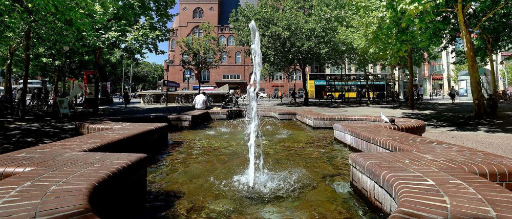 Einfach verschwunden. 2012, sagt das Amt, waren plötzlich Unmengen an Wasser aus diesem Brunnen am Hermann-Ehlers-Platz weg. Auch deshalb sind zurzeit alle Brunnen in Steglitz-Zehlendorf trocken. Das soll sich schnell ändern, verspricht das Amt.