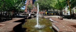 Einfach verschwunden. 2012, sagt das Amt, waren plötzlich Unmengen an Wasser aus diesem Brunnen am Hermann-Ehlers-Platz weg. Auch deshalb sind zurzeit alle Brunnen in Steglitz-Zehlendorf trocken. Das soll sich schnell ändern, verspricht das Amt.