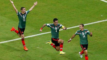 Dreierpack: Rafael Marquez (M.), Paul Aguilar (l.) und Javier Hernandez jubeln.