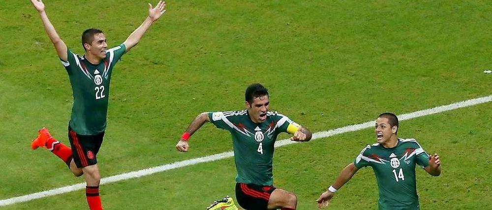 Dreierpack: Rafael Marquez (M.), Paul Aguilar (l.) und Javier Hernandez jubeln.