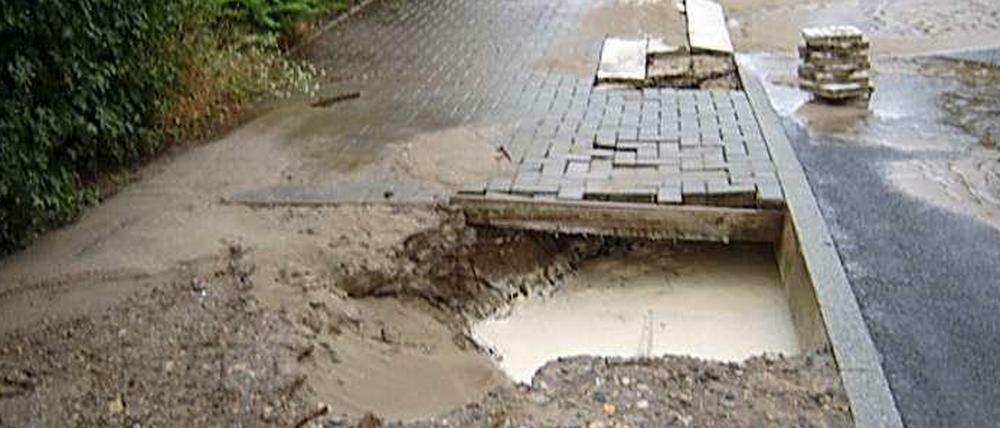 Unterspült. Bei dem Wasserrohrbruch wurden Gehsteig und Fahrbahn beschädigt.