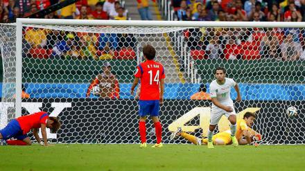 Schon wieder drin. Abdelmoumene Djabou (16) dreht nach seinem 3:0 zum Jubeln an. Die Koreaner würden am liebsten im Rasen versinken.