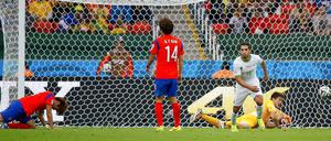 Schon wieder drin. Abdelmoumene Djabou (16) dreht nach seinem 3:0 zum Jubeln an. Die Koreaner würden am liebsten im Rasen versinken.
