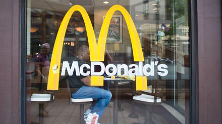 Bei McDonald's gibt es außer Burgern auch Salate, Smoothies und Obst.