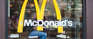 Bei McDonald's gibt es außer Burgern auch Salate, Smoothies und Obst.