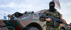 Prorussische Milizen an einer Straßensperre bei Donezk.