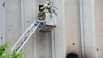 Rauch aus dem Loch. Die Feuerwehr rückte am Dienstag zu einem Einsatz am Wasserturm im Pankower Ortsteil Heinersdorf aus.