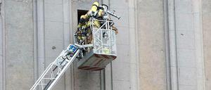 Rauch aus dem Loch. Die Feuerwehr rückte am Dienstag zu einem Einsatz am Wasserturm im Pankower Ortsteil Heinersdorf aus.