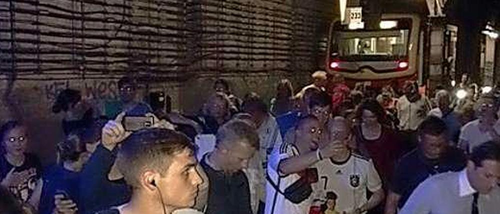 Alle wollen zum Spielanpfiff am Fernseher und nicht in der S-Bahn stecken. Mit weitreichenden Folgen. Der S-Bahnverkehr auf den Linien S1, S2 und S25 in Norden und Süden gesperrt.