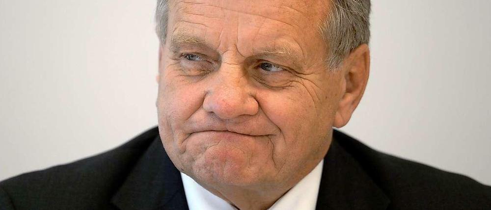 Hartmut Mehdorn hat's mit dem BER auch nicht leicht.