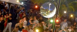 „Berlin is over“, hieß es Anfang des Jahres über Berlins Clubszene. Die Feierverrückten sind noch da, nur eben beispielsweise in Lichtenberg. Ein Streifzug durch die Partyszene.