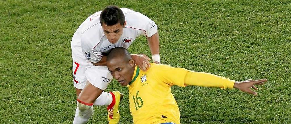 Duell mit viel Geschichte. 2010 in Südafrika scheiterte Alexis Sanchez (hinten, vorn Brasiliens Gilberto) bereits im Achtelfinale an Brasilien. 