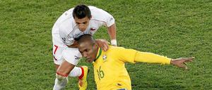 Duell mit viel Geschichte. 2010 in Südafrika scheiterte Alexis Sanchez (hinten, vorn Brasiliens Gilberto) bereits im Achtelfinale an Brasilien. 