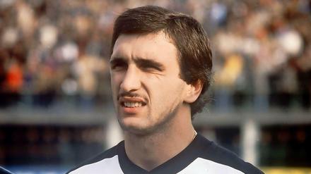Hans Krankl, der Held von Cordoba 1978, als die Österreicher den Weltmeister und Lieblingsfeind Deutschland schlugen, war 1982 bei der "Schande von Gijon" dabei, als Deutschland und Österreich sich im WM-Spiel auf ein 1:0 einigten, mit dem beide weiterkamen. Krankl erzählte später, dass man auf dem Platz sehr wohl darüber gesprochen habe, dass diese Ergebnis reiche: "He, passt schon." Droht nun ein ähnlicher Fußball-Skandal bei der WM 2014 im letzten Gruppenspiel zwischen Deutschland und den USA? Beiden reicht ein Unentschieden...