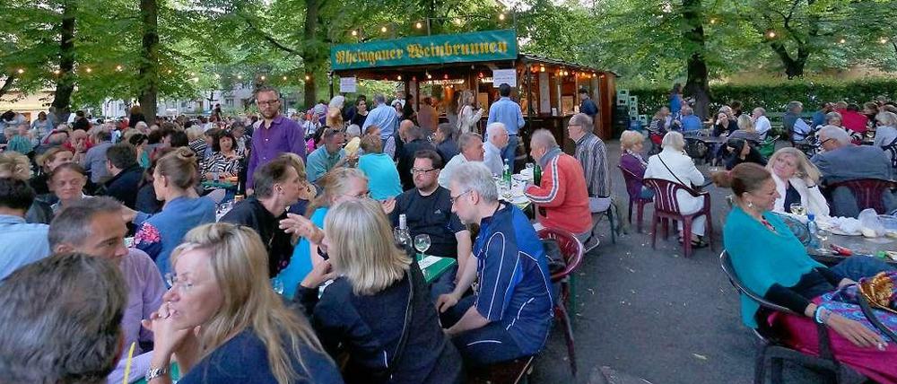 Zu laut? Seit 1967 gastiert der Weinbrunnen auf dem Rüdesheimer Platz.