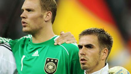 Manuel Neuer und Philipp Lahm beim Hymne singen