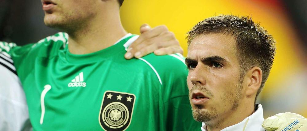 Manuel Neuer und Philipp Lahm beim Hymne singen