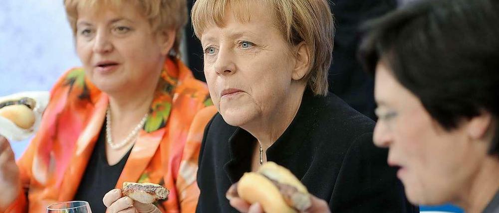 Alles Wurst? Angela Merkel (Mitte) beim Fest der Thüringischen Landesvertretung am Montagabend - kurz vor dem Koalitionsgipfel im Kanzleramt. 