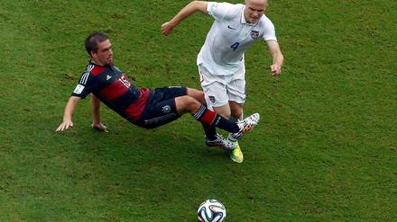 Hart am Gegner. Philipp Lahm war, auch hier gegen Michael Bradley, meist als erster am Ball.