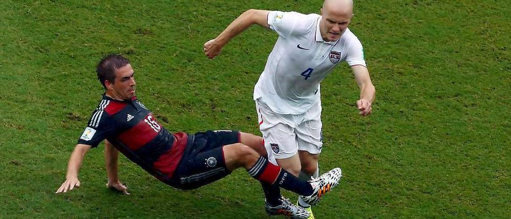Hart am Gegner. Philipp Lahm war, auch hier gegen Michael Bradley, meist als erster am Ball.