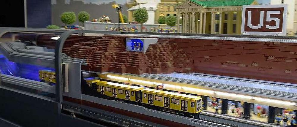 Brandenburger Tor - bitte einsteigen! Im Legoland fährt die U 5 schon weiter als im Original. Kein Wunder - die Tüftler im Legoland bauen ja auch entgegengesetzt, wie Bärlinde im Original gräbt.