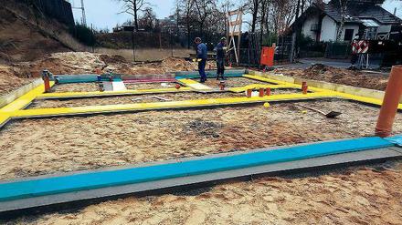 Auf einer Teilfläche des ehemaligen Güterbahnhofs Grunewald wurden an der Hilde-Ephraim-Straße Matten verlegt, die Fundamente von Ein- und Mehrfamilienhäusern dämpfen. 