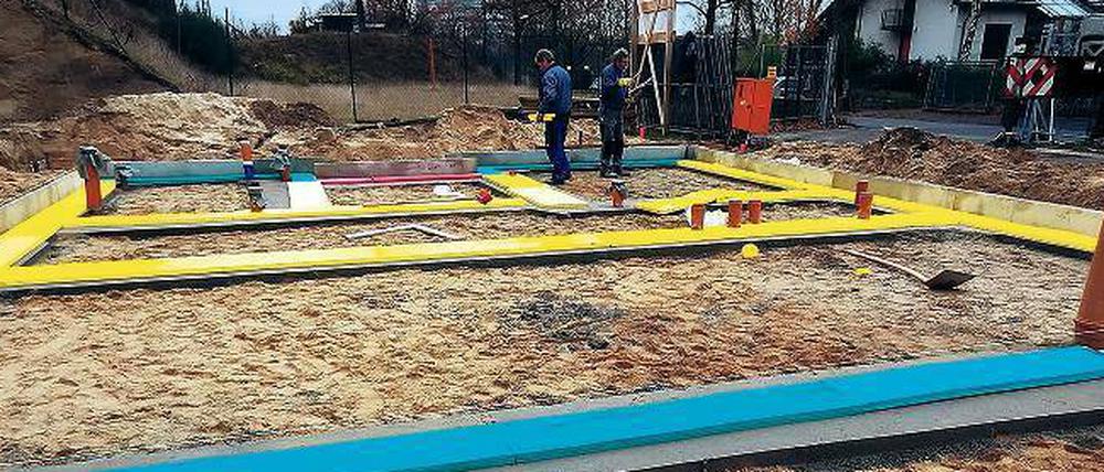 Auf einer Teilfläche des ehemaligen Güterbahnhofs Grunewald wurden an der Hilde-Ephraim-Straße Matten verlegt, die Fundamente von Ein- und Mehrfamilienhäusern dämpfen. 