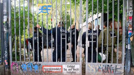 Tag und Nacht bewacht: Das Eingangstor der Gerhart-Hauptmann-Schule in Kreuzberg.