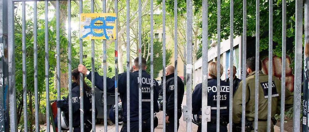 Tag und Nacht bewacht: Das Eingangstor der Gerhart-Hauptmann-Schule in Kreuzberg.