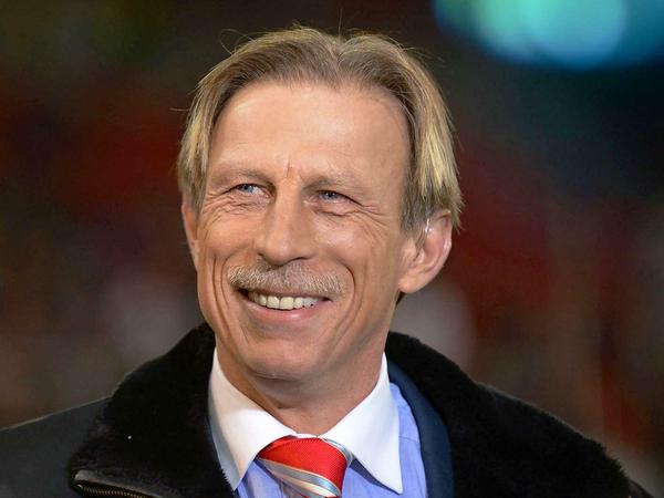 Christoph Daum würde Lahm lieber rechts spielen lassen. Will er nur stänkern oder hat er Recht?