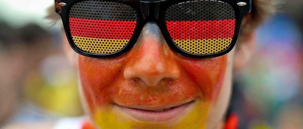 Pssst, die Nachbarn schlafen. Stiller WM-Fan mit Schlafbrille.