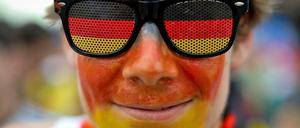 Pssst, die Nachbarn schlafen. Stiller WM-Fan mit Schlafbrille.